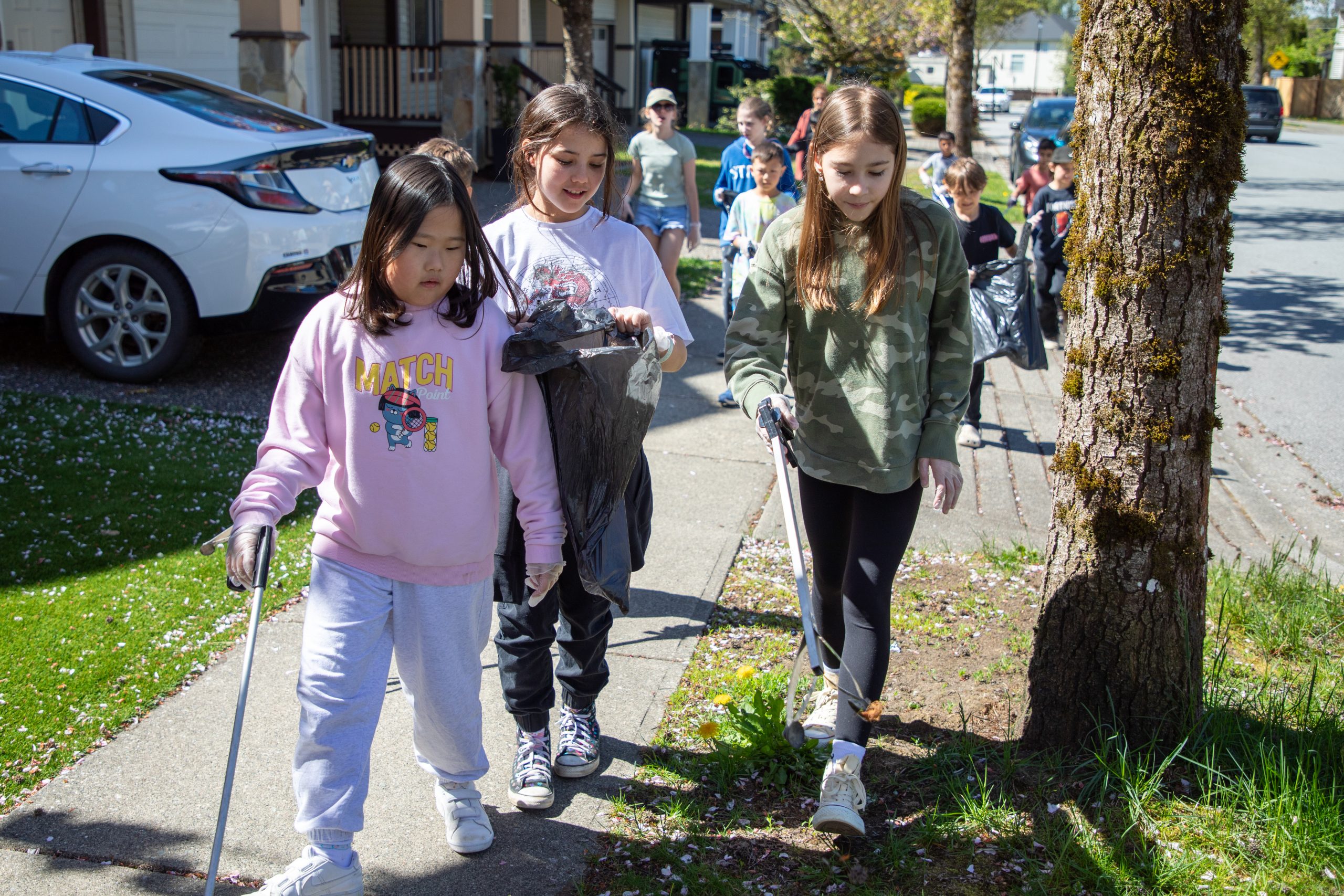 Albion Elementary students participate in community cleanup.